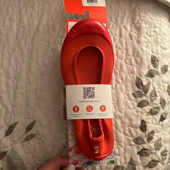 1/$10 or 2/$15 LUV DREAM FLATS Metallic Red Euro size 34 (2.5) - Picture 4 of 5